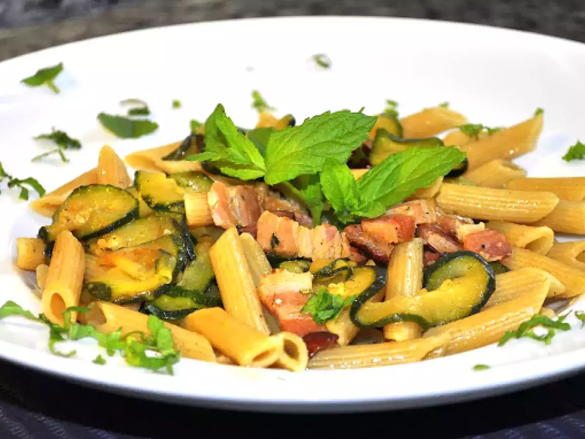 Ricetta Pennette con zucchine e pancetta affumicata