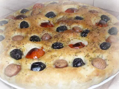Ricetta Focaccia con wurstel e olive nere