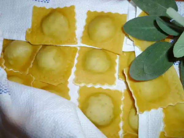 Ricetta Ravioloni ai funghi con burro chiarificato e salvia