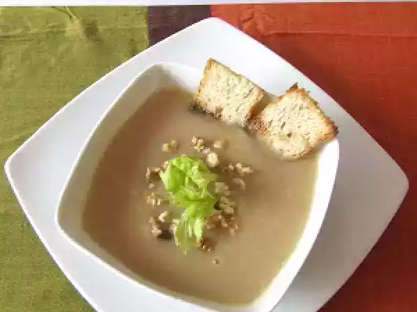 Ricetta Vellutata di sedano con noci e zenzero