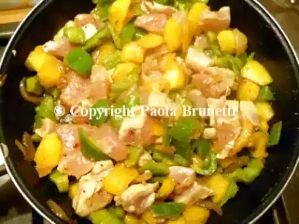 Ricetta Bocconcini di pollo con pesche e peperoni