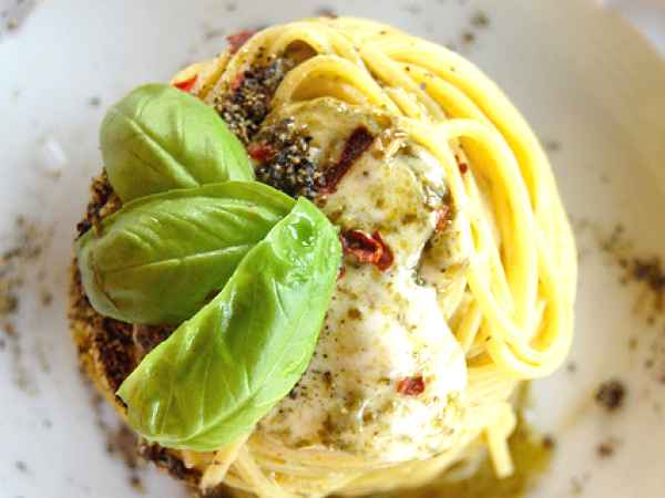 Ricetta Spaghetti con pesto e bufala