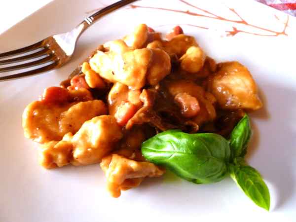 Bocconcini di pollo con funghi e pancetta