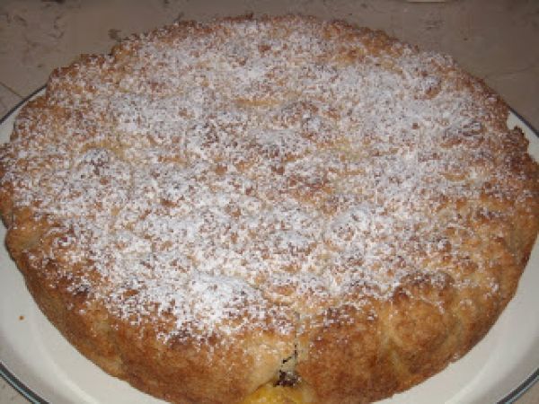 Ricetta Torta sbriciolata al cocco con crema, pesche e cioccolata