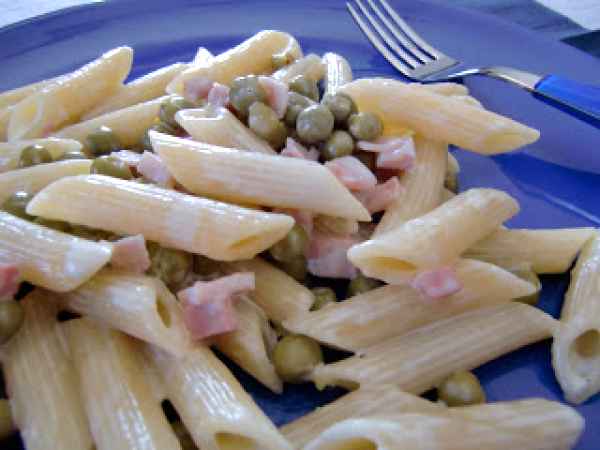 Ricetta Penne panna prosciutto e piselli