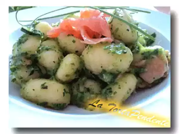 Ricetta Gnocchi al salmone e pesto di zucchine e rucola