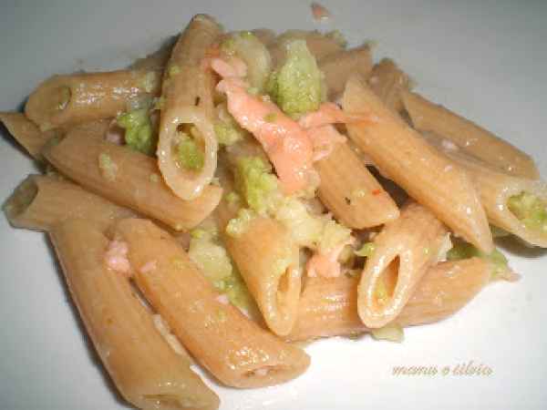 Ricetta Penne al peperoncino con cavolo romano e salmone affumicato