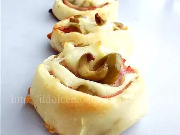 Ricetta Roselline salate al cotto, olive e mozzarella
