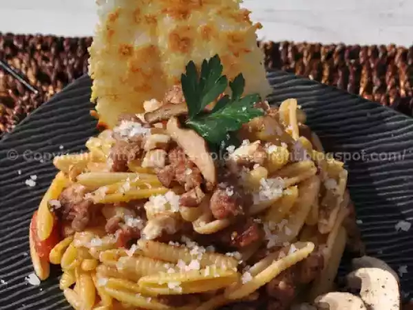 Ricetta Malloreddus con salsiccia, porcini & noci della macchia mediterranea