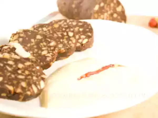 Ricetta Salame di cioccolato con crema aromatizzata al peperoncino