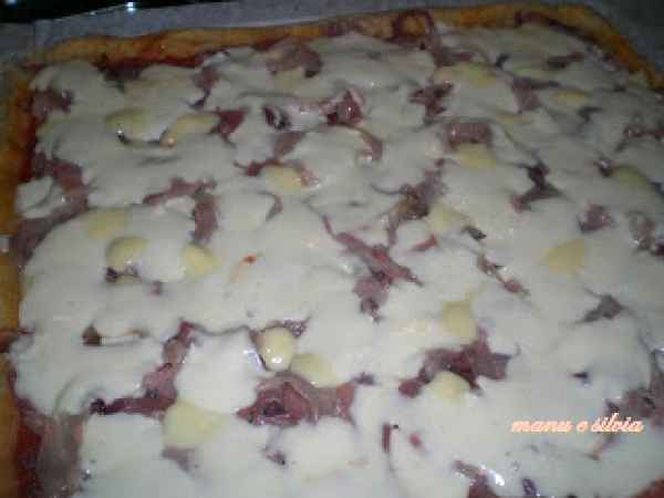 Ricetta Pizza alle cipolle rosse e pancetta