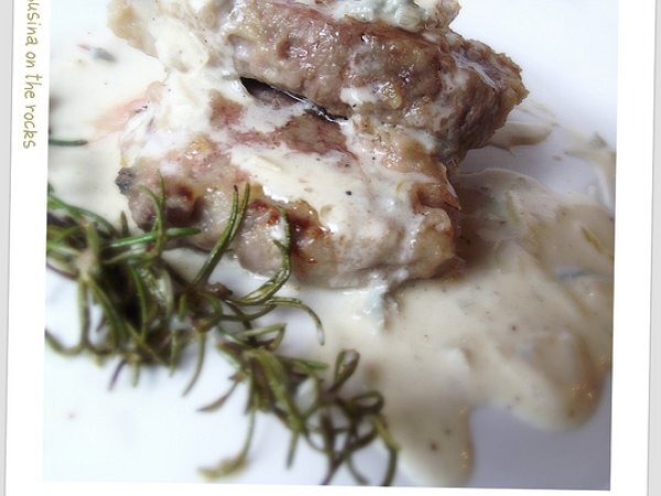 Ricetta Filetto di manzo scaloppato al rosmarino con crema al gorgonzola