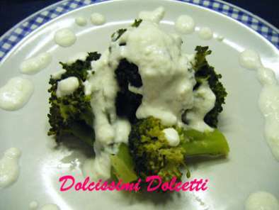 Ricetta Broccoli con salsa al parmigiano