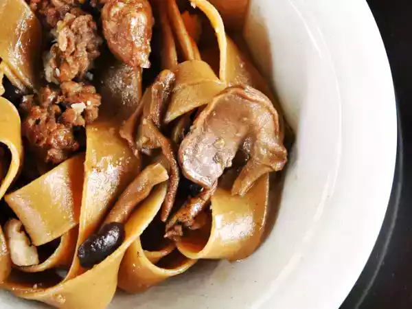 Ricetta Pappardelle integrali con funghi, salsiccia e castagne