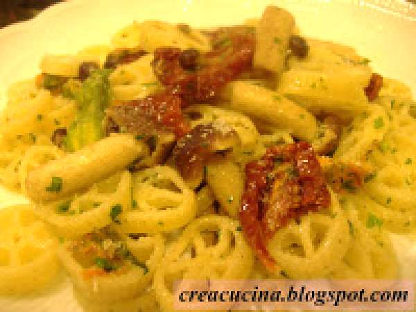 Ricetta Pasta con fiori di zucca, pomodori secchi e chiodini