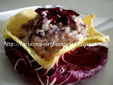 Ricetta Risotto al radicchio con salsiccia e gorgonzola su cialda di grana