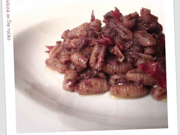 Ricetta Gnocchetti sardi con crema al radicchio, noci e vino rosso