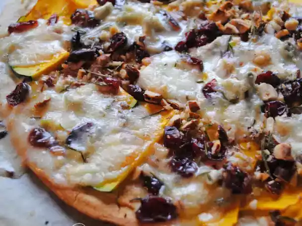 Ricetta Piadina croccante con zucca, gorgonzola dolce, mirtilli e nocciole