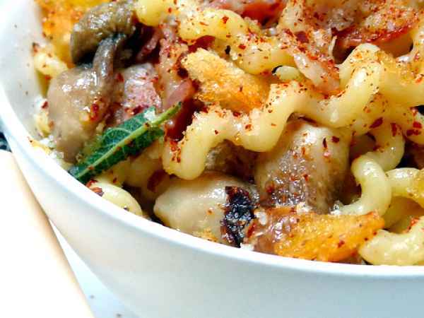 Ricetta Fusilli con porcini, pancetta e crumble di funghi porcini