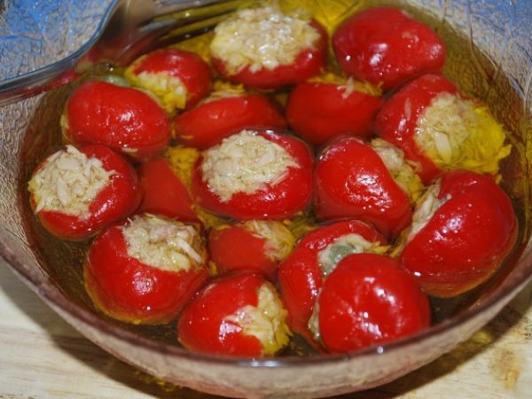 Ricetta Peperoncini piccanti con tonno, acciughe, capperi e olive