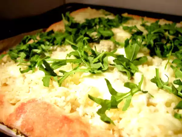 Ricetta Pizza con le patate, gorgonzola, rucola e olio al rosmarino