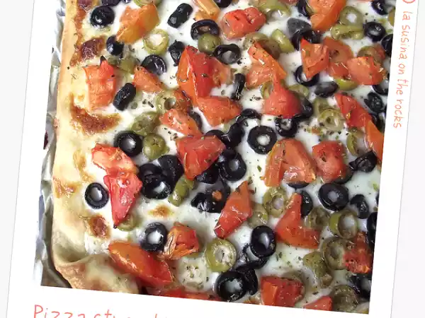 Ricetta Pizza allo stracchino, olive verdi e nere, pomodori e origano