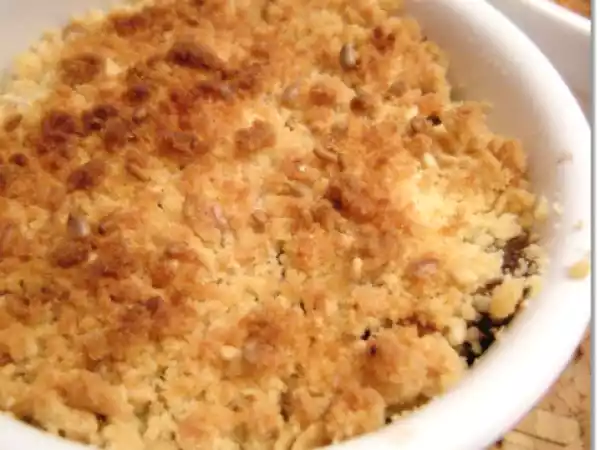Ricetta Crumble salato di champignons, speck e noci