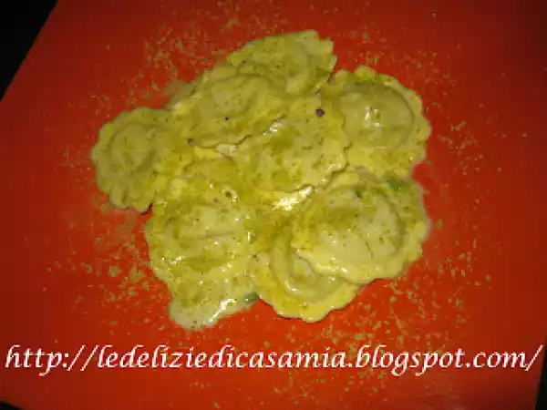 Ricetta Fiorellini di pasta ripiena ai pistacchi con fonduta di brie
