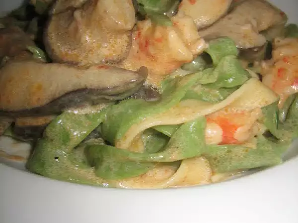 Ricetta Paglia e fieno con gamberi e funghi