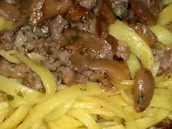Ricetta Tagliolini al sugo di funghi e salsiccia