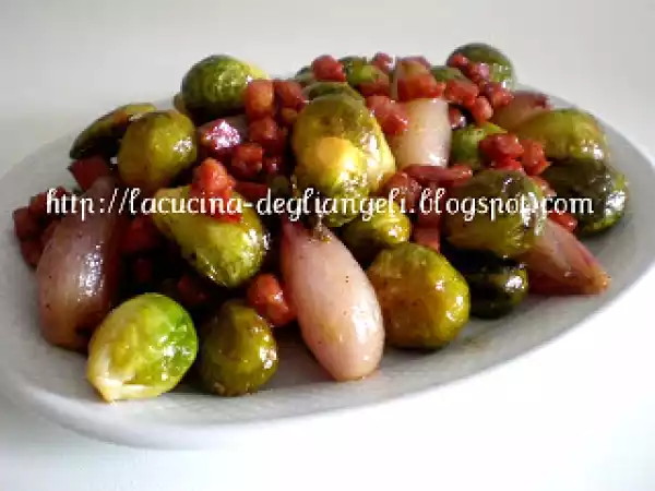 Ricetta Cavolini di bruxelles e scalogni alla birra con dadolata di salsiccia croccante