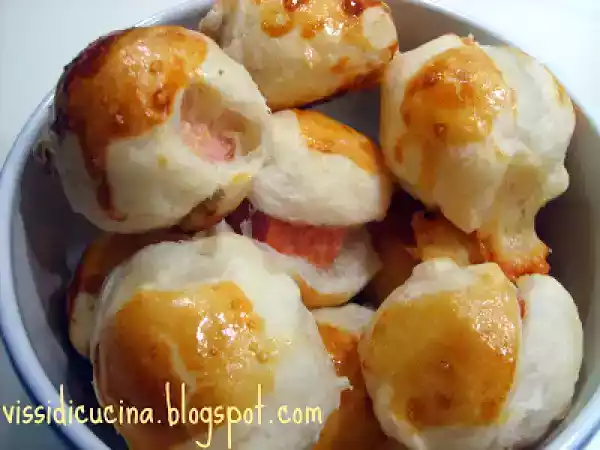 Ricetta Fagottini di sfoglia con würstel e scamorza