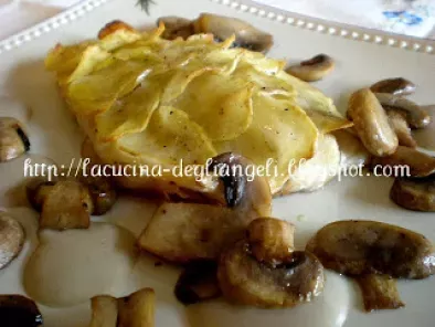 Ricetta Filetto di persico in crosta di patate con salsa ai funghi champignon