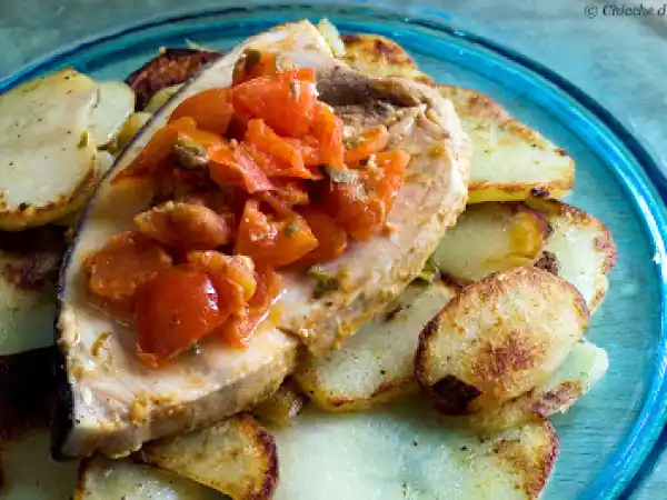 Ricetta Pesce spada al pomodoro su letto di patate