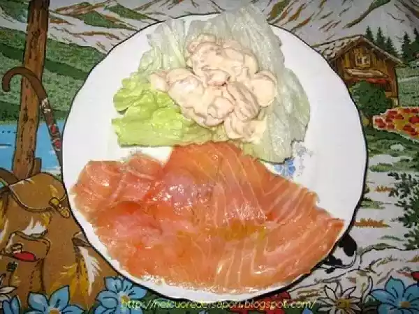 Ricetta Gamberetti in salsa rosa e salmone affumicato