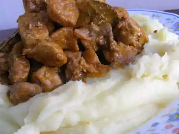 Ricetta Spezzatino di maiale in padella: il segreto per un secondo morbido, profumato e saporito