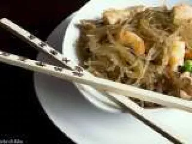 Spaghetti di soia con verdure e gamberetti