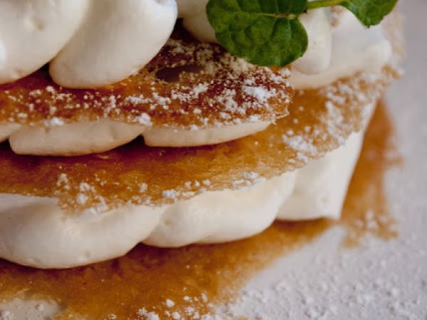 Ricetta Millefoglie di tuiles al caffè con panna