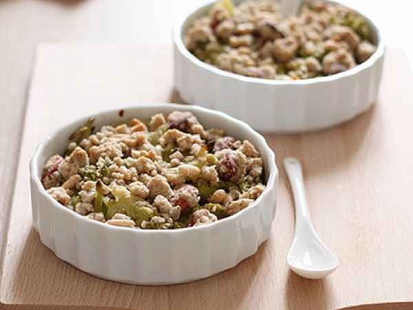 Crumble di broccolo romanesco con frutta secca e provolone