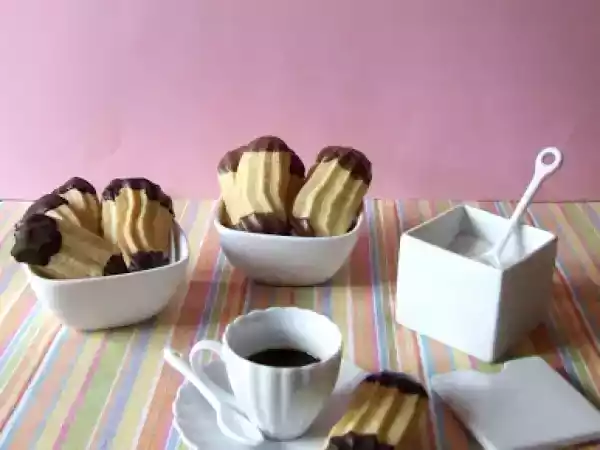 Ricetta Biscotti al burro glassati al cioccolato fondente e gianduia