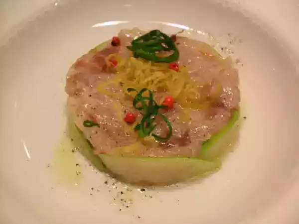 Ricetta Tartare di branzino su petali di mela verde con zeste di limone candite al sale rosa