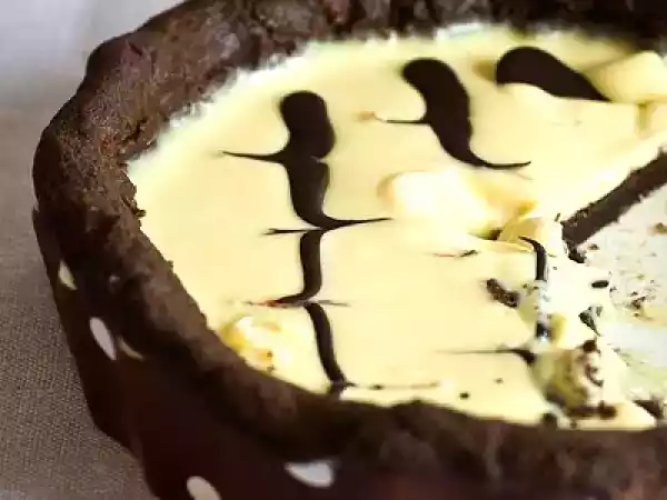 Ricetta Crostata al cacao con crema al cioccolato bianco con una...