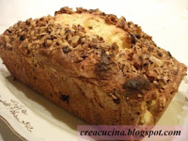 Ricetta Plumcake con yogurt e gocce di cioccolato in crosta di nocciole