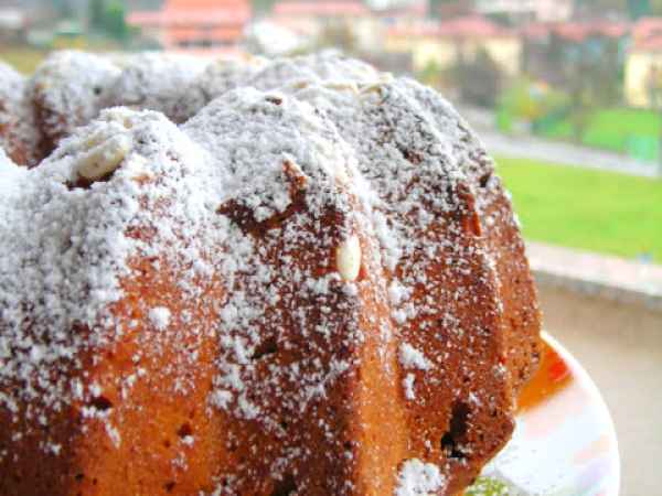 Ricetta Ciambellone alle nocciole, uvette e riso soffiato (con latticello)