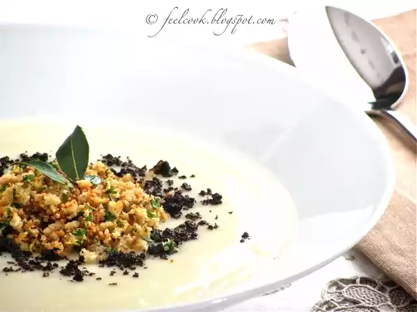 Ricetta Crema di cavolfiore con briciole di pane e polvere di olive
