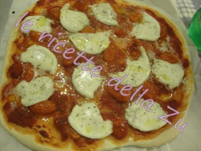 Ricetta La pizza regina: pomodori datterini e mozzarella di bufala