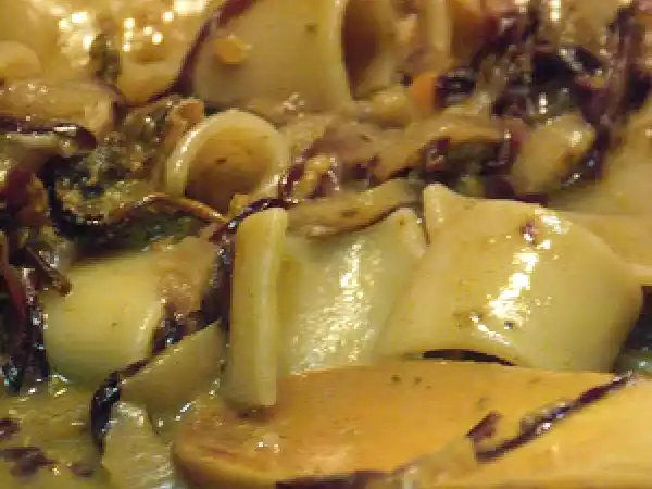 Ricetta Calamarata ai muscoli (cozze), acciughe e radicchio trevisano