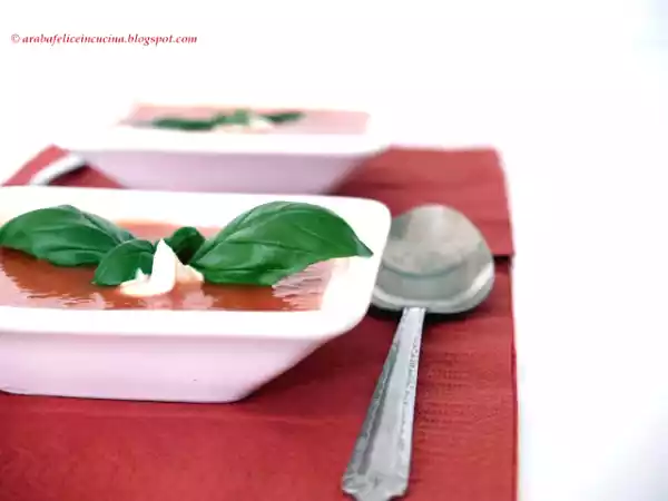 Ricetta Crema (avventurosa) di pomodori e cetrioli alla panna acida, paprika e