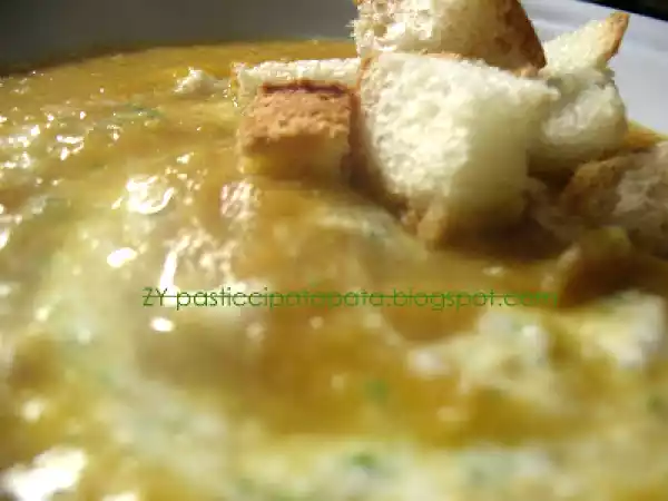 Ricetta Zuppa speziata di carote e finocchi con pesto di mandorle e yogurt