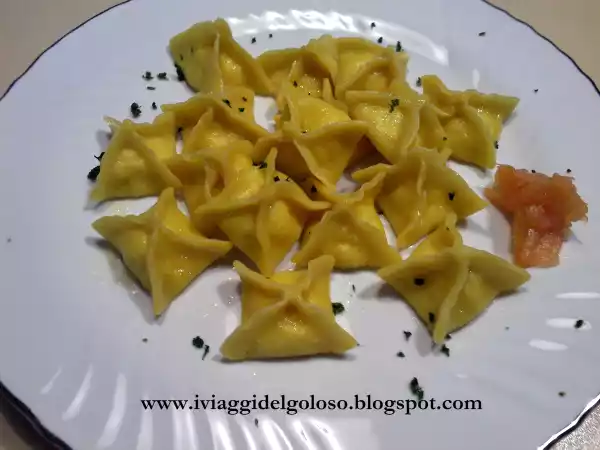 Ricetta Fagottini di zafferano ripieni di ricotta e salmone